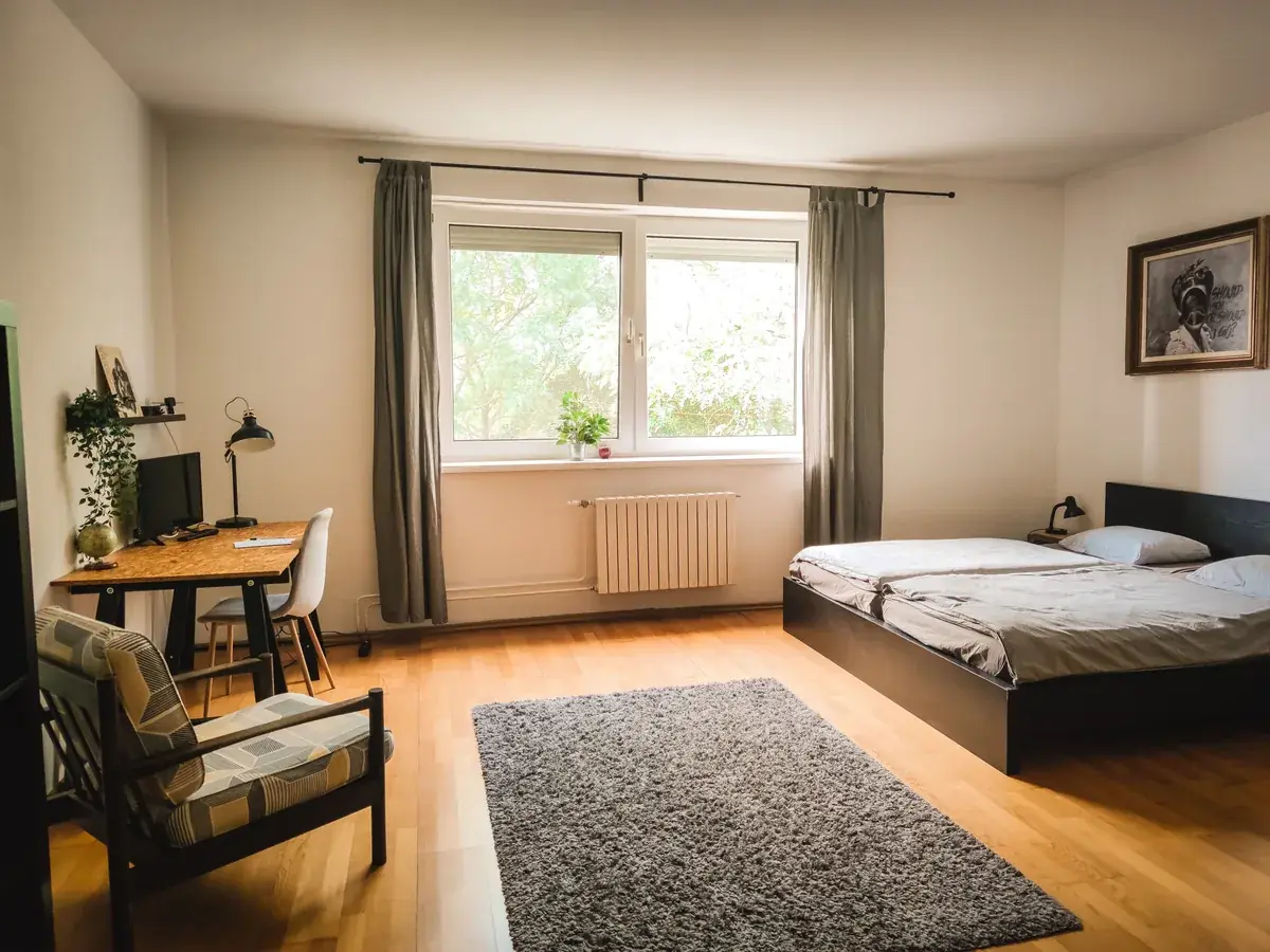 Habitación luminosa con escritorio y cama