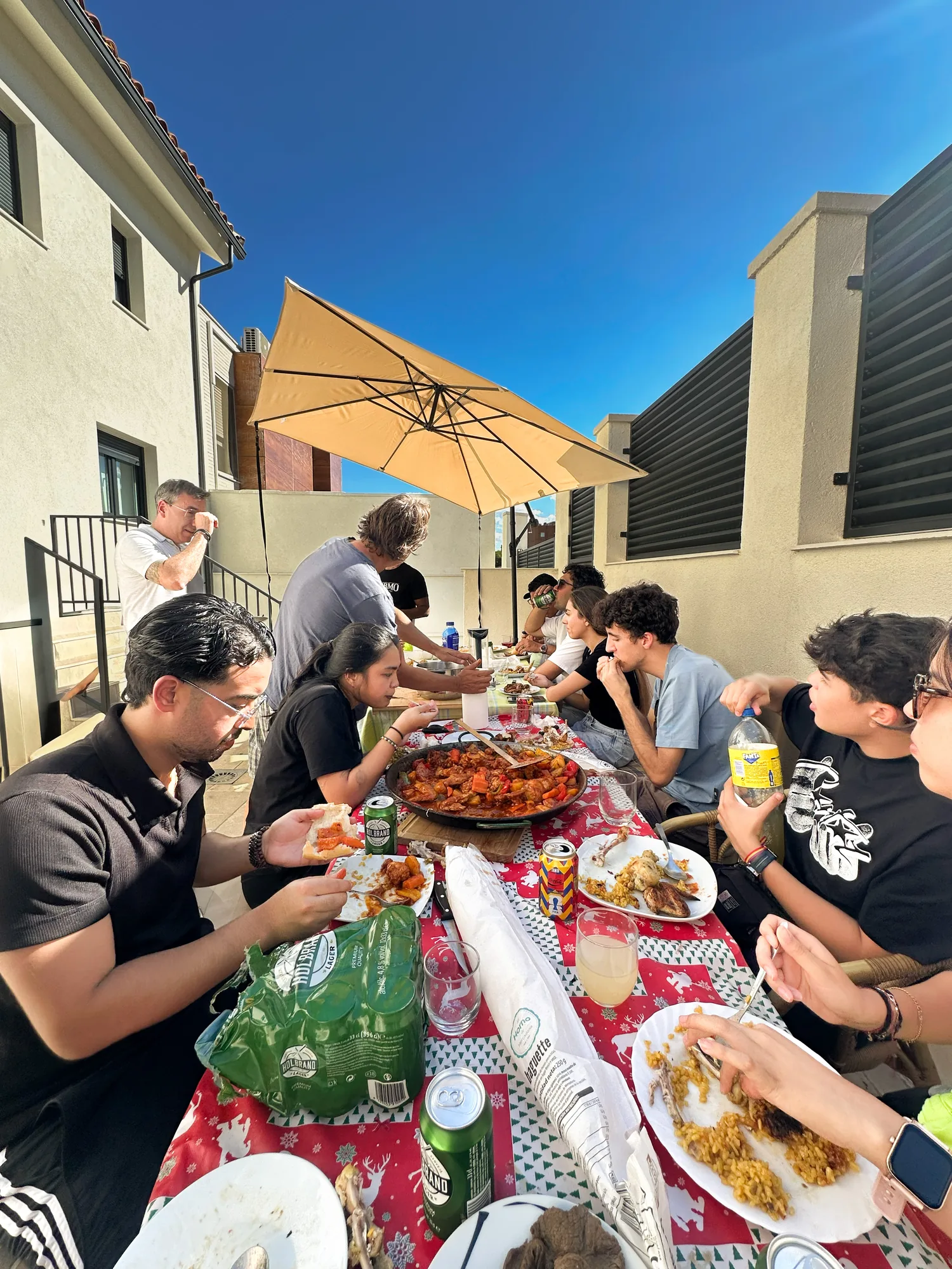 Grupo de personas compartiendo una comida en una terraza al aire libre