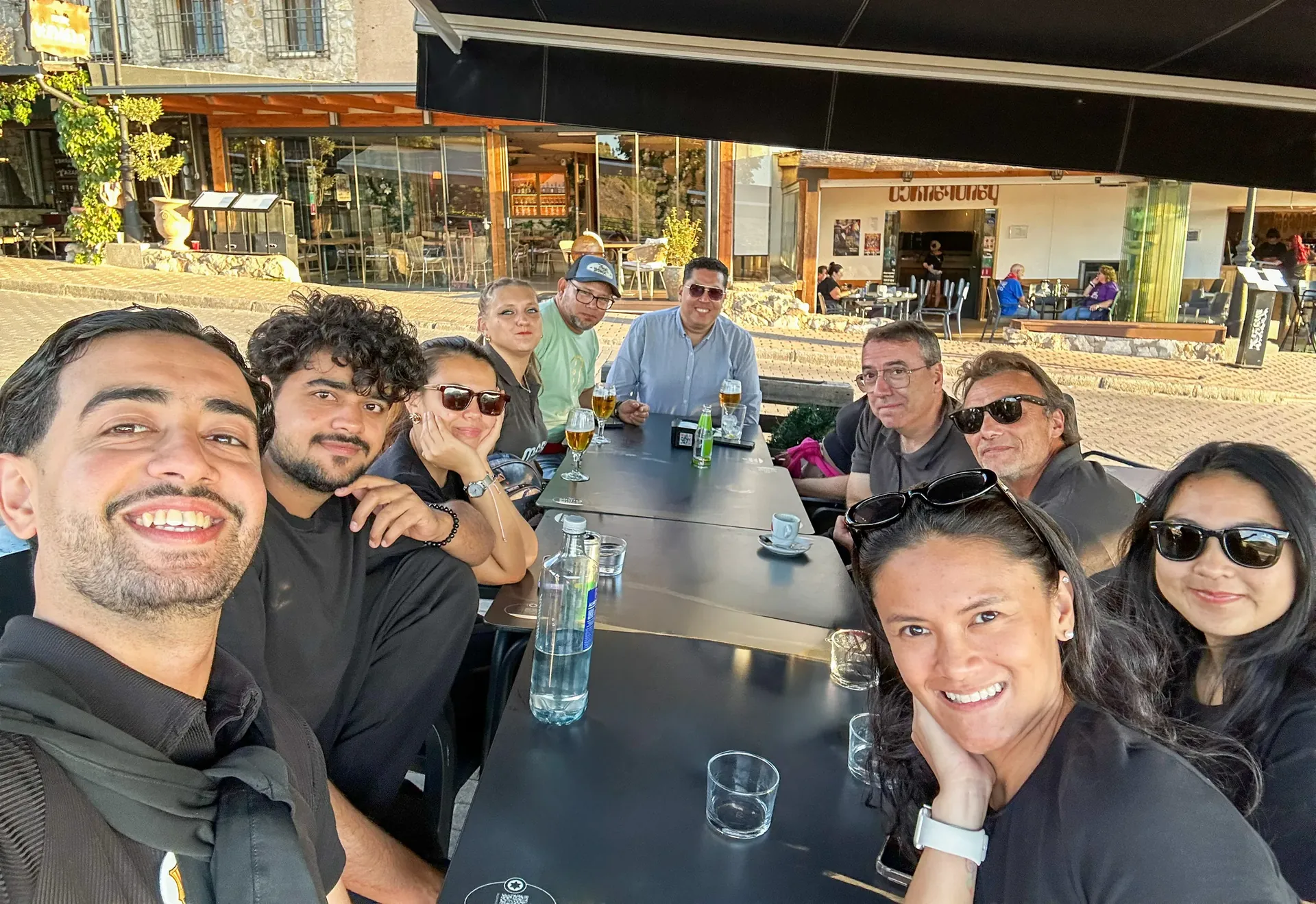 Grupo compartiendo un momento alrededor de una mesa en una cafetería