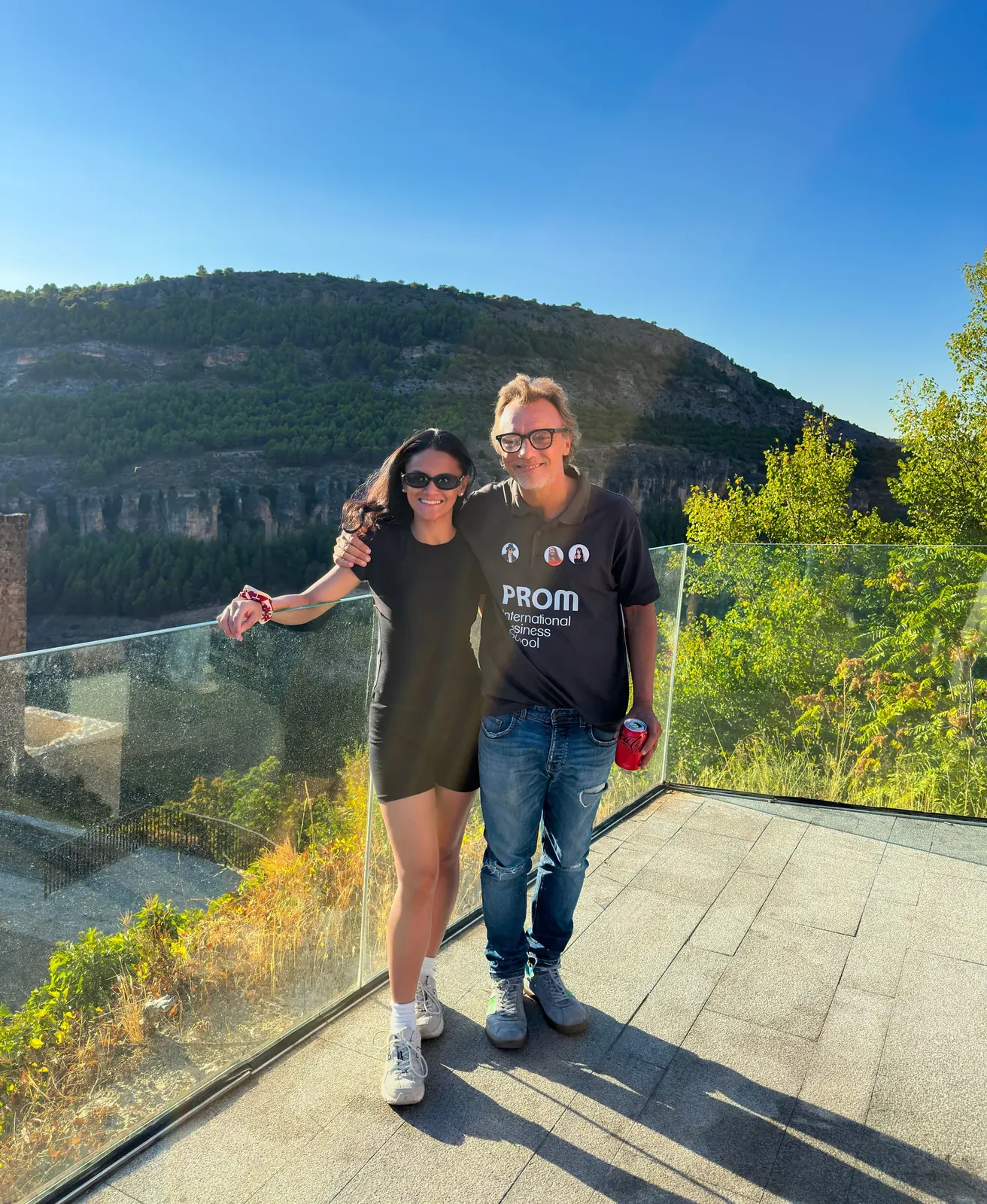 Dos personas posando junto a un mirador de Cuenca