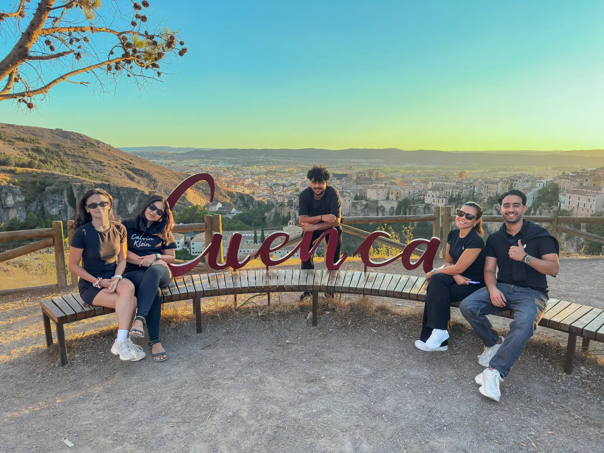 Grupo de la comunidad PROM en un mirador con vistas de Cuenca