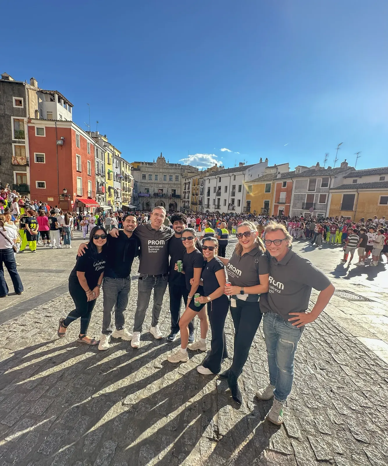 Grupo de personas en una plaza del centro histórico de Cuenca