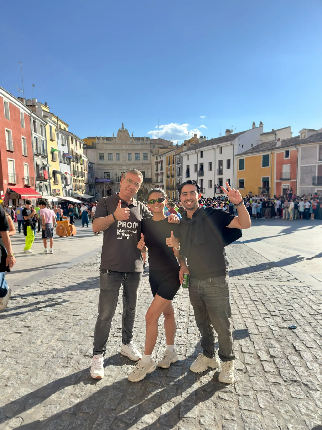 Tres personas en una plaza del casco histórico de Cuenca
