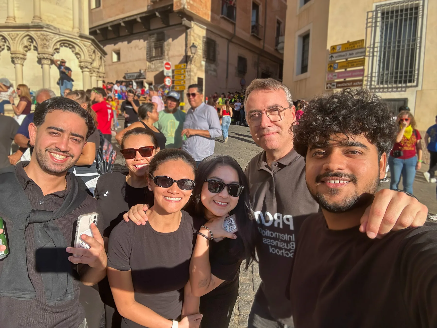 Personas haciéndose una foto al aire libre en Cuenca